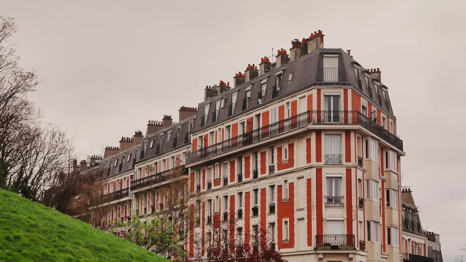 Charming residential building in Paris showcasing classic architectural style.